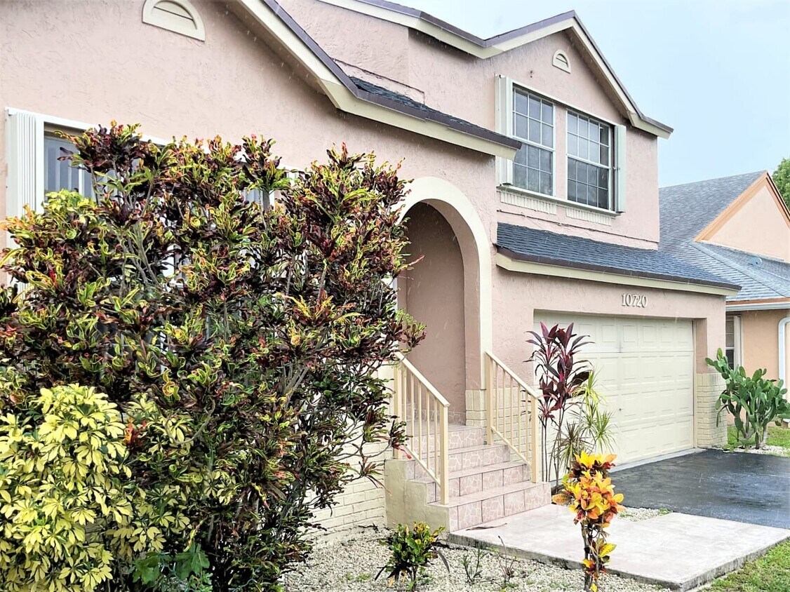 Primary Photo - 10720 SW 10th Ct