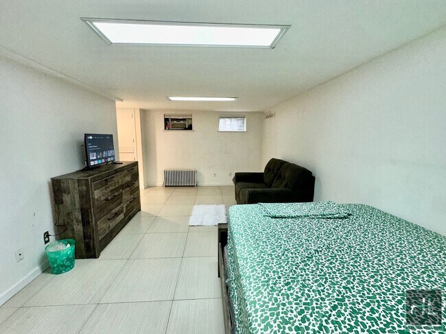 Building Photo - Large Studio Walk in @ 63 DRIVE