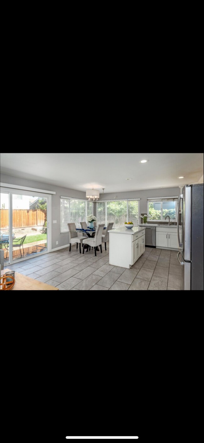 Building Photo - 68 Dearwell Way