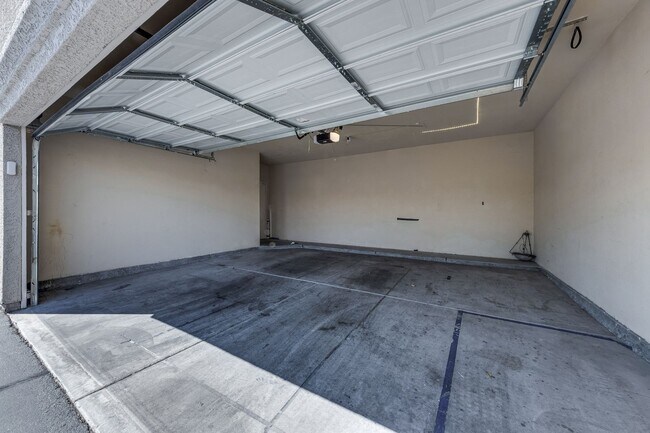 Foto del edificio - Move-In Ready Condo with Private Balcony & Modern Upgrades