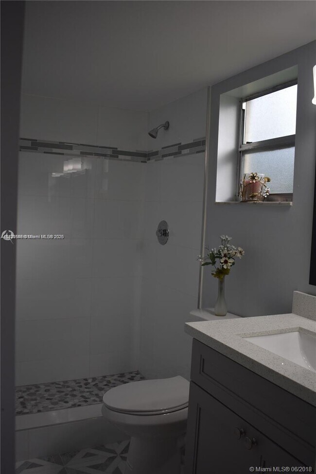 Foto del edificio - 512 Gardens Dr