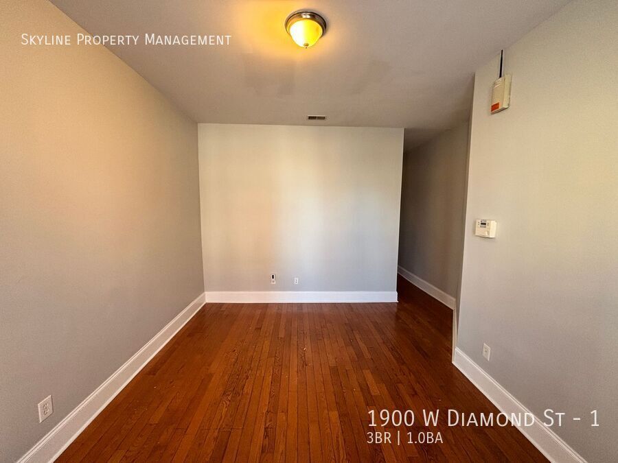 Foto principal - Charming 3 Bedroom Apartment W/ Backyard F...