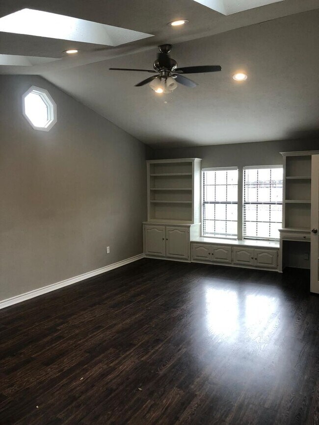 Foto del edificio - Stylishly Renovated Home with Rare Calcutta Granite & Spacious Backyard