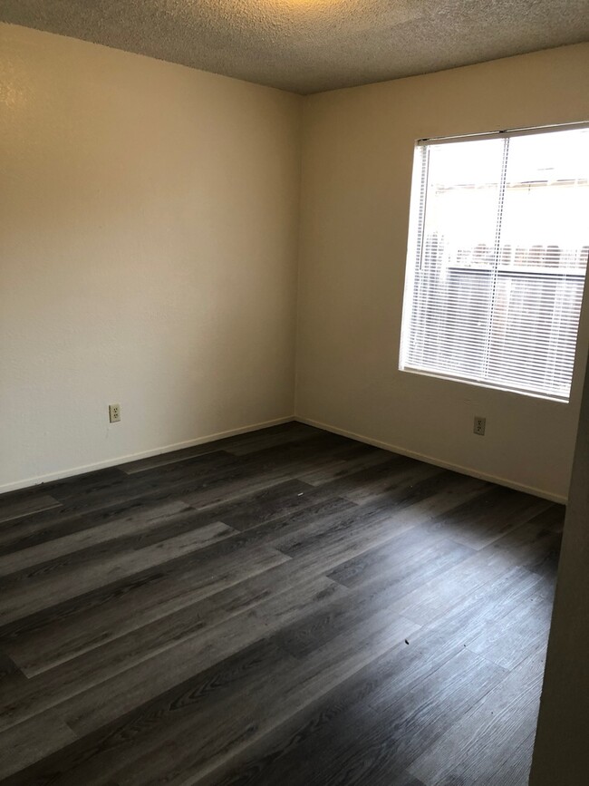 Building Photo - Spacious duplex ready for move in