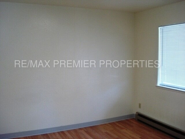Building Photo - 140 College Dr