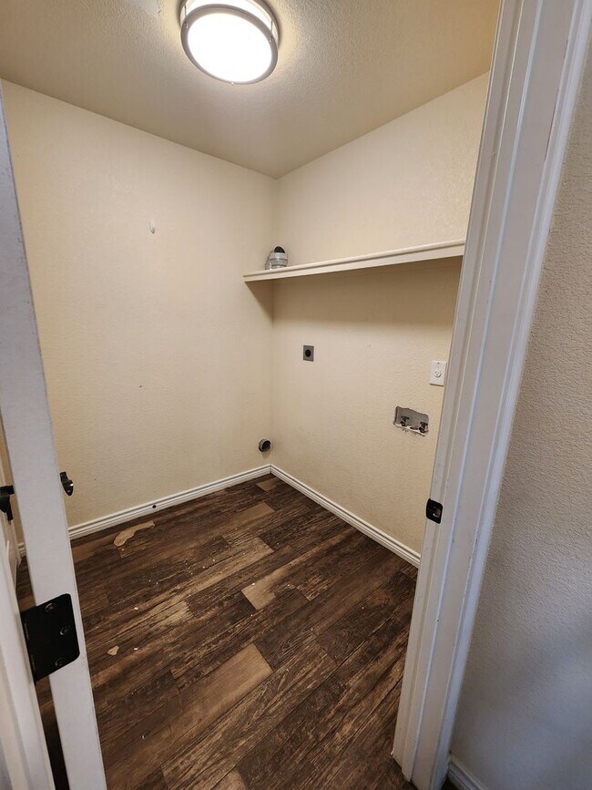 Building Photo - 3/2 Brick Home in Lampasas