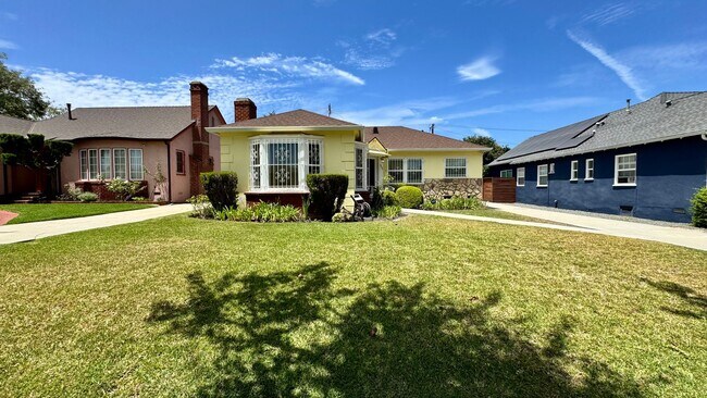 Building Photo - Charming House  with Large yard