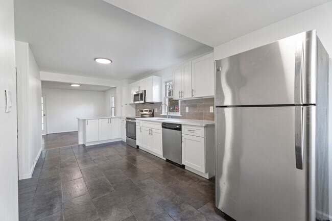 Foto del edificio - Welcome Home to a 2 bath 4 bedroom  home