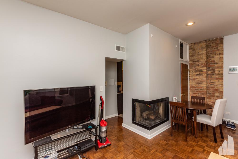 Foto principal - 2 bedroom in Chicago IL 60657