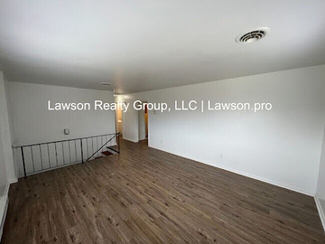 Building Photo - Suburban 739-741