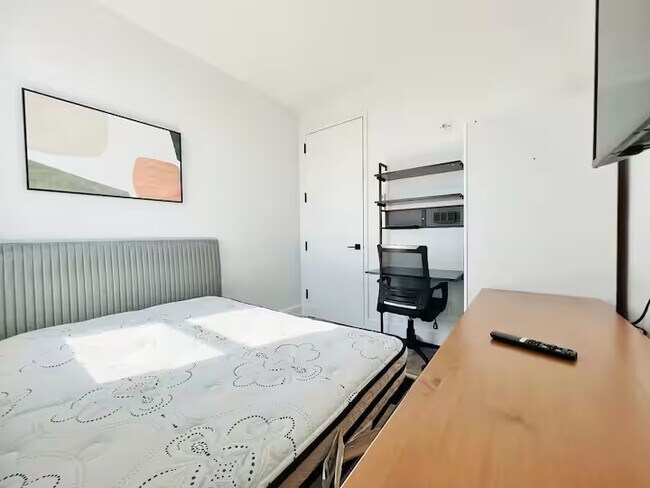 Foto del edificio - Furnished room/NOT APARTMENT