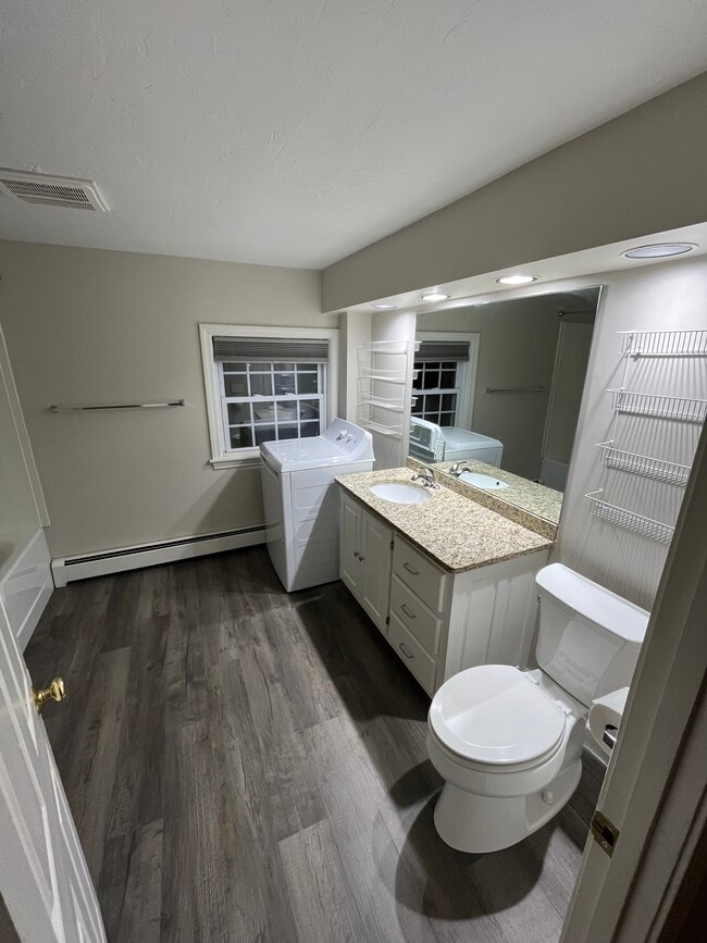 Building Photo - 24 Ash St