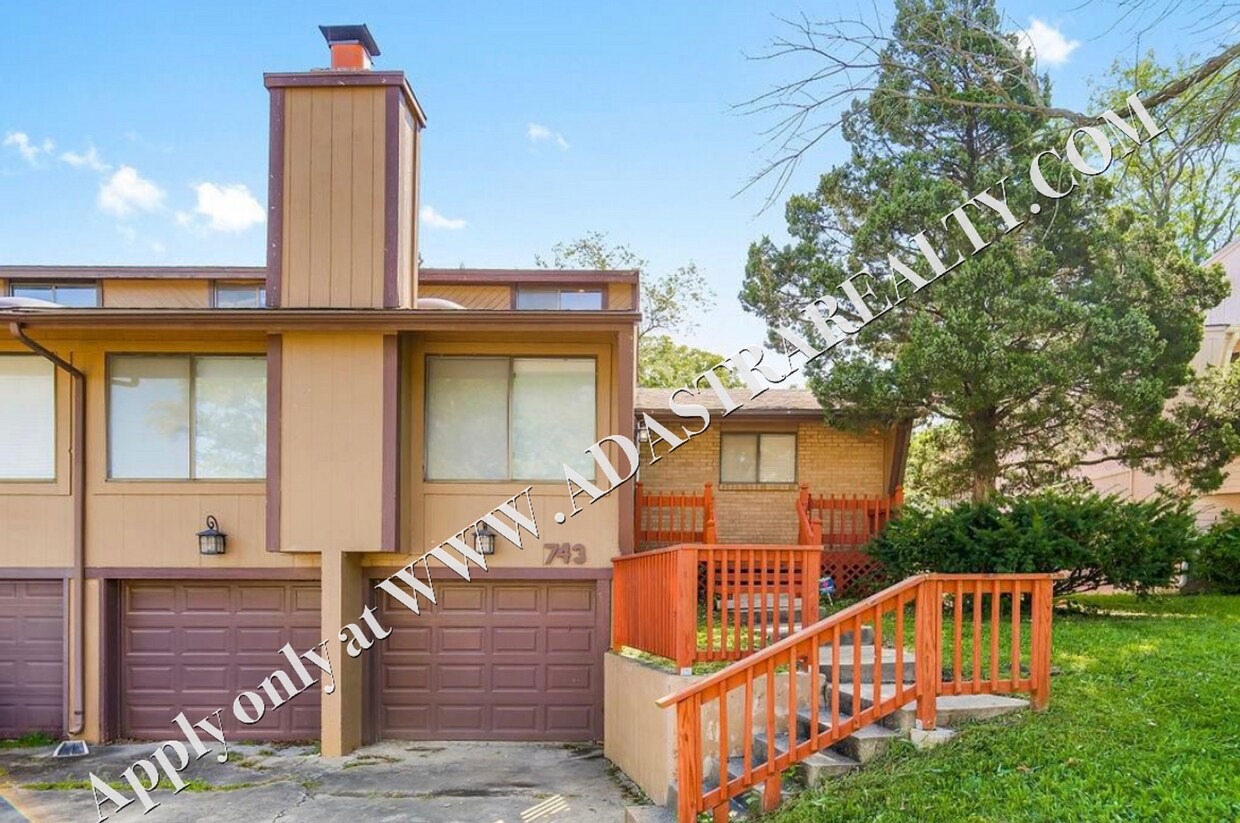 Primary Photo - Beautiful 2 Bed 3 Bath Townhome in KCK-Ava...