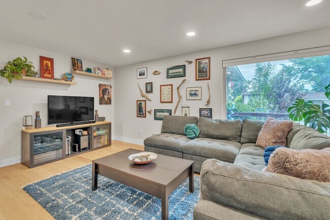 Foto del edificio - 4 Bedroom Home with Finished Basement, Chef’s Kitchen & Large Yard in Hampden Heights