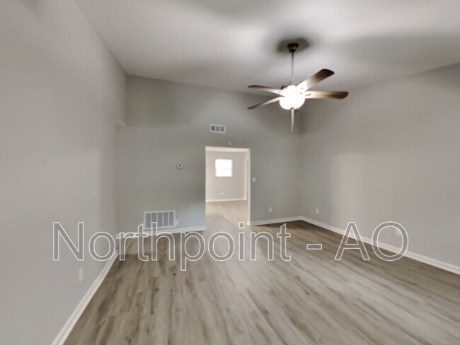 Building Photo - 2916 Medina Dr