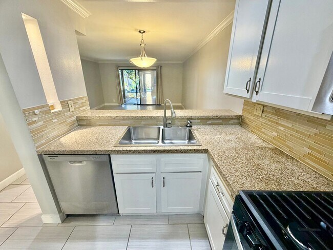 Foto del edificio - Charming 1 Bedroom, 1 bath condo in the heart of Irvine