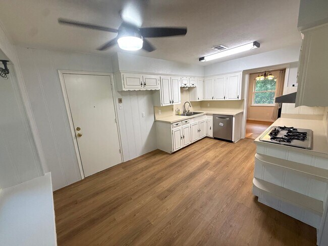 Building Photo - 835 Hill City Dr