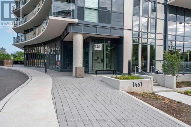 Photo du bâtiment - 1461-1461 Lawrence Ave W