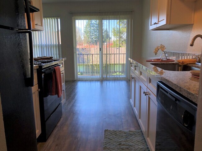 Building Photo - Newly Renovated-No deposit+first 4 weeks FREE