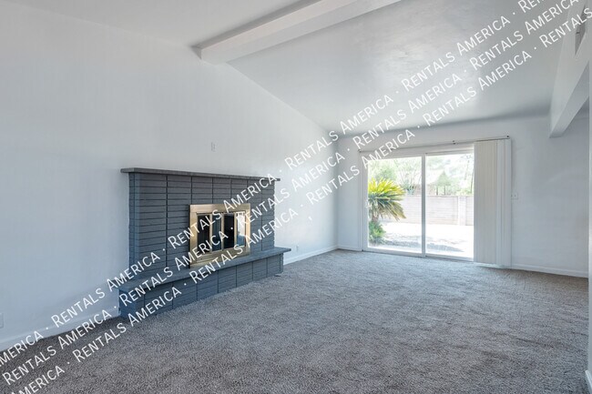 Foto del edificio - 3344 E 2nd St