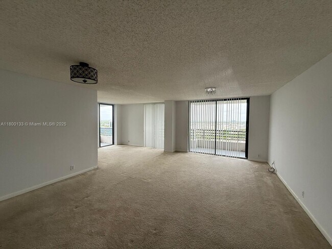 Foto del edificio - 3300 NE 191st St