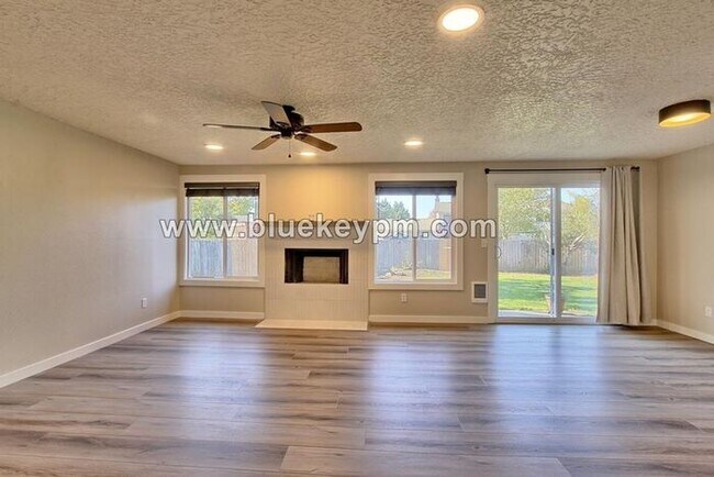 Building Photo - 2 Bed, 2 Bath Home with Large Fully Fenced...