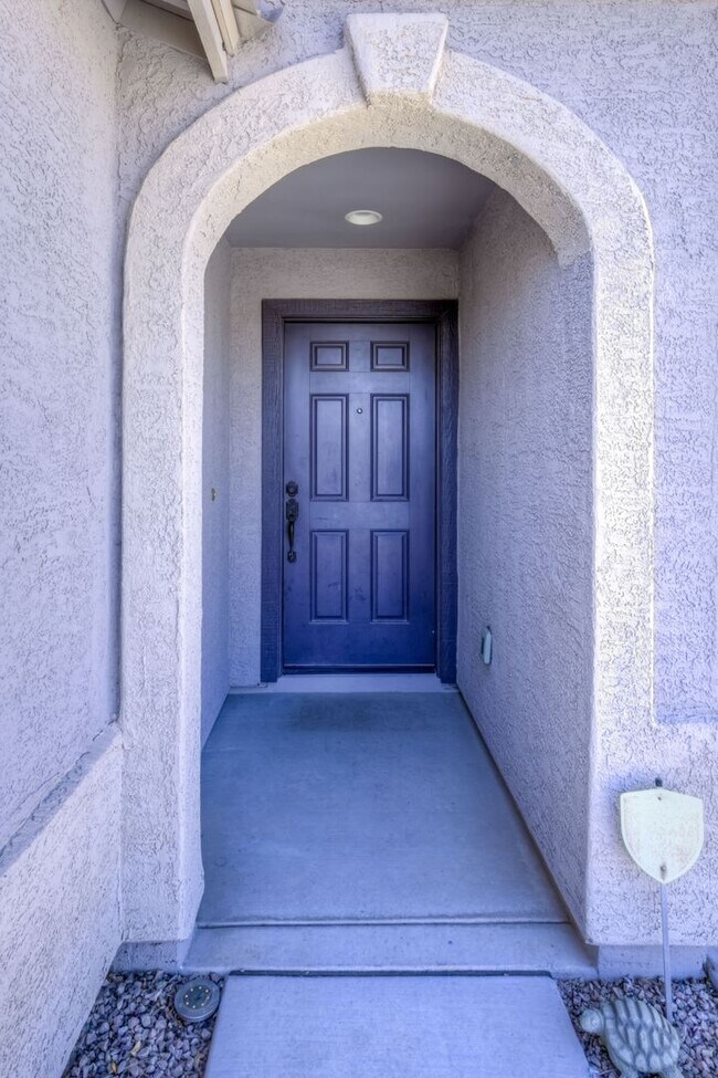 Building Photo - Welcome to this charming 3 bedroom, 2 bath...