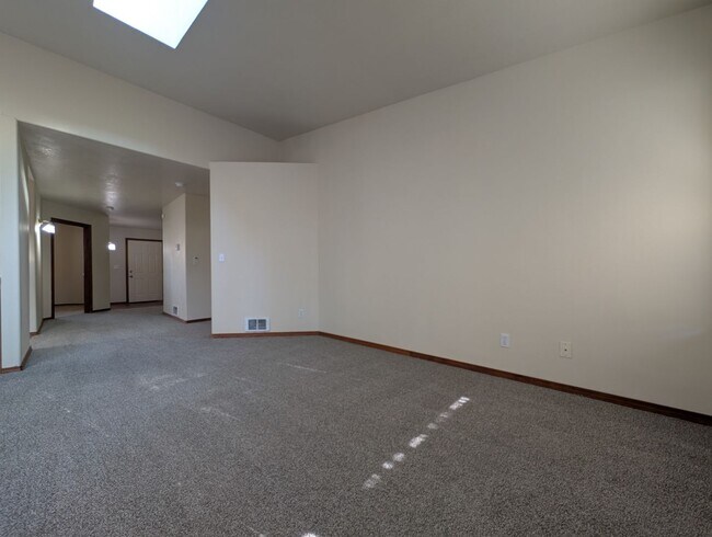 Foto del edificio - Spacious 2-Bedroom, 2-Bath Duplex In The River Rd Area!