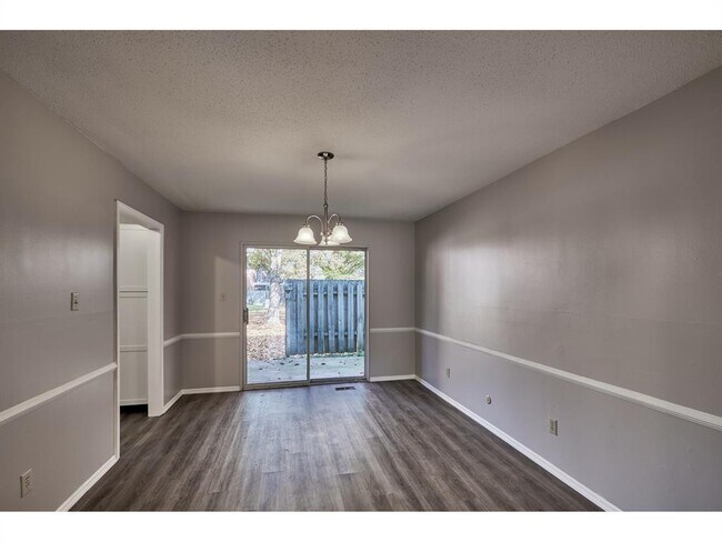 Foto del edificio - 922 Hoover Village Dr