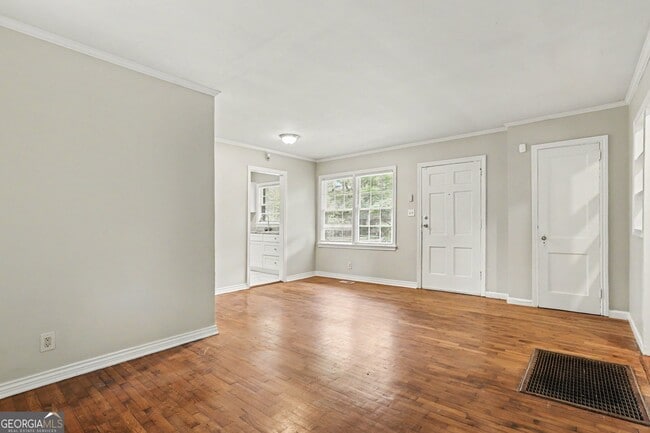 Building Photo - 3743 Poplar Dr