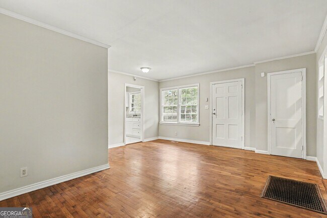 Foto del edificio - 3743 Poplar Dr