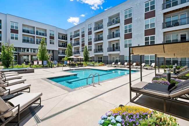 Foto del edificio - Everleigh Vernon Hills 55+ Active Adult Ap...