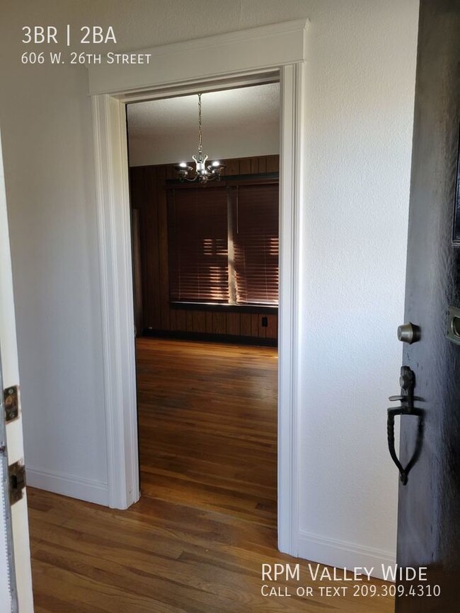 Building Photo - Beautiful central Merced home Available NOW!