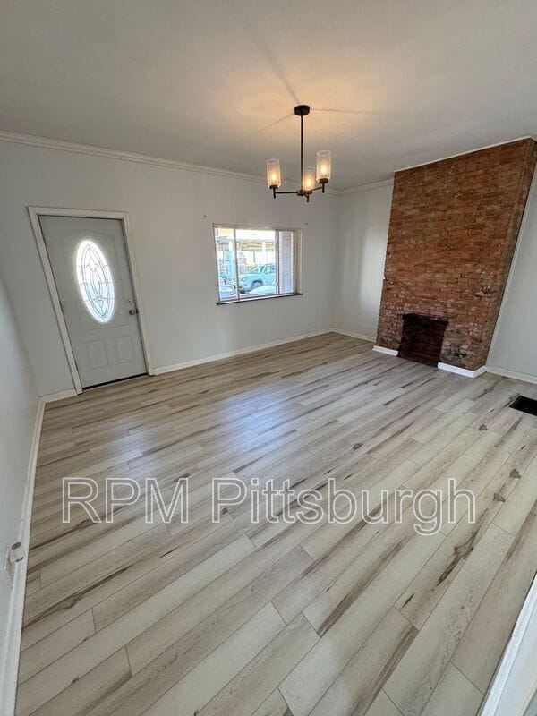 Building Photo - 210 18th St