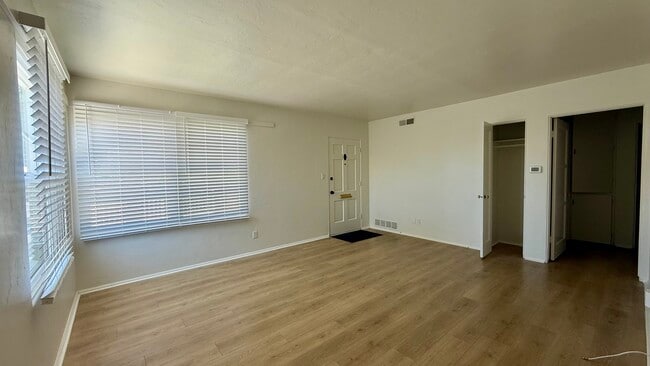 Sala de estar con armario para abrigos - 935 Sapphire St