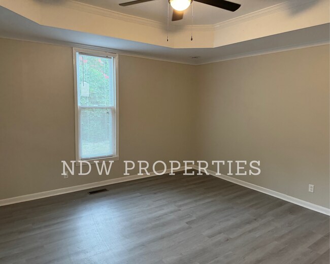 Building Photo - 1013 W Oak St