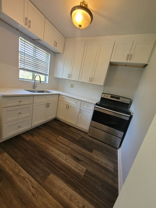 Building Photo - Renovated 2 bed 1 bath Spacious apt in the...