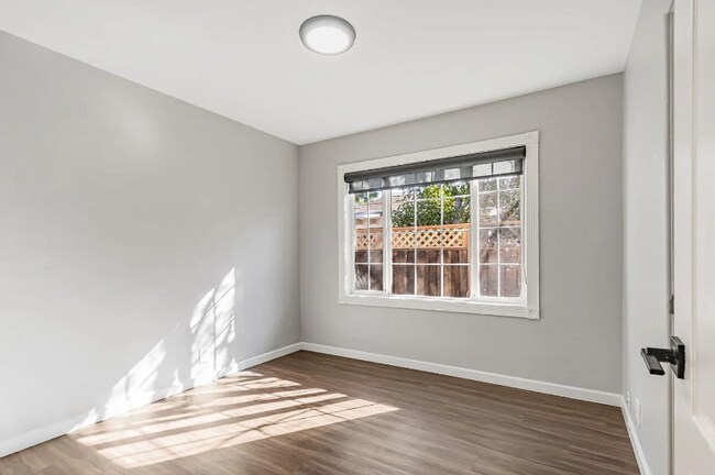 Foto del edificio - 2571 Los Coches Ave