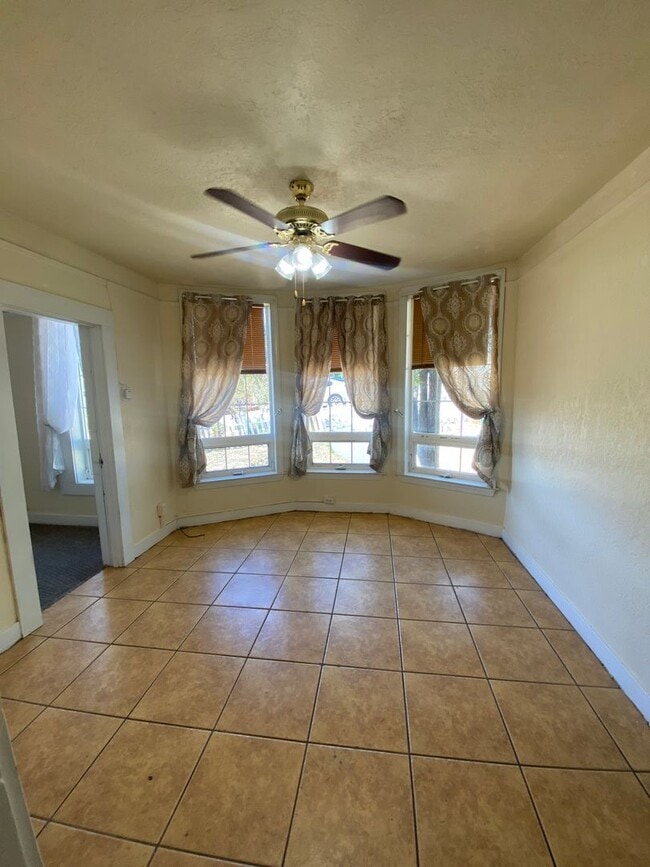 Building Photo - 2 bedroom, 1 bathroom house, fenced yard, ...