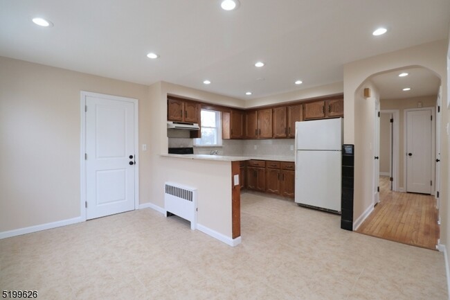 Building Photo - 2126 Leonard Terrace