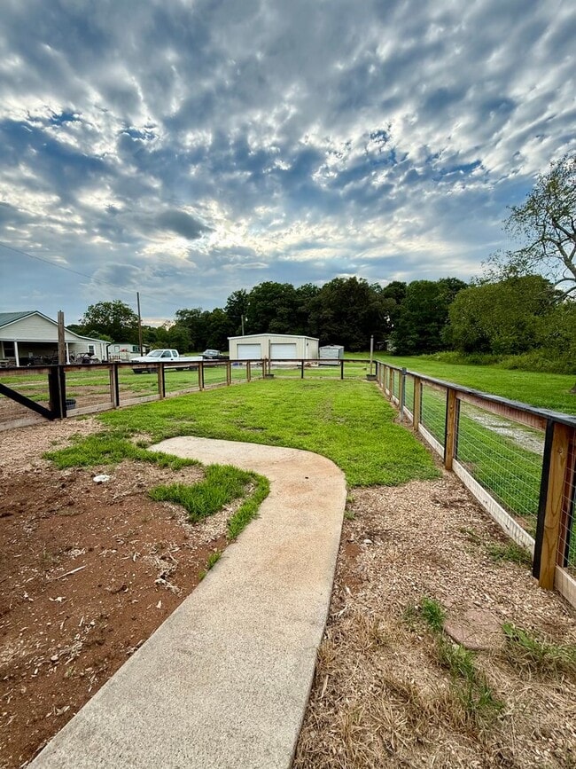 Building Photo - Maryville 37801 - One-level, 3 bedroom, 1....