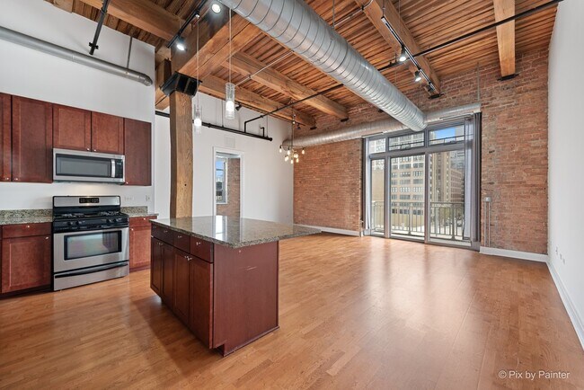Building Photo - 770 W Gladys Ave