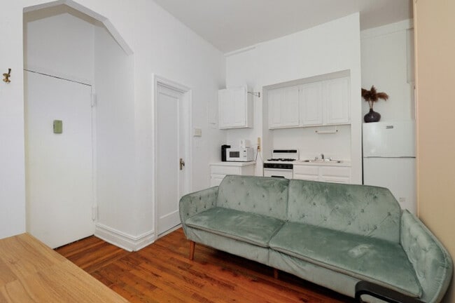 Building Photo - 400 W 47th St