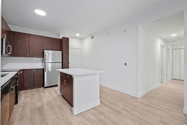 Foto del edificio - 10170 SW 7th St