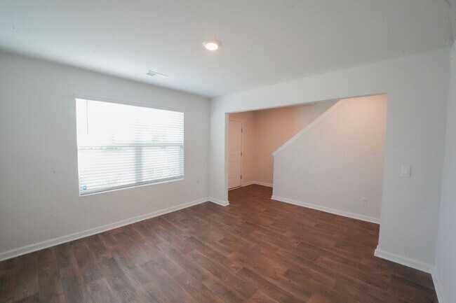 Foto del edificio - Available Now!