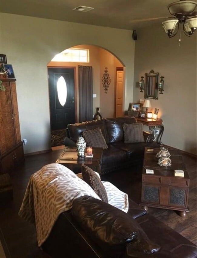 Building Photo - Beautiful 3 Bedroom / 2 Bathroom home in Moore School District!