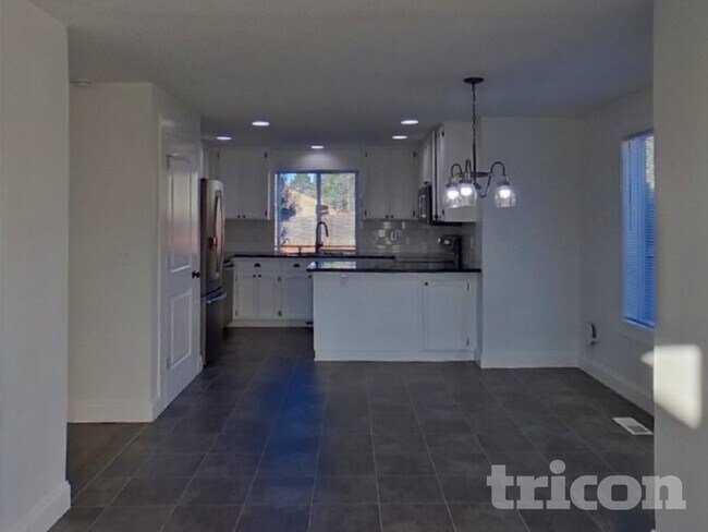 Building Photo - 407 SW Scotton Way