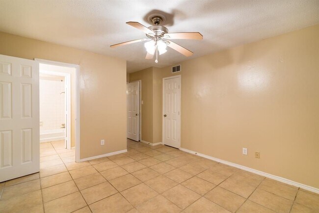 Foto del edificio - 1104 W Tri Oaks Ln