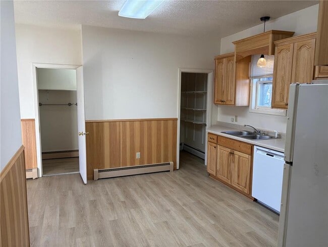 Building Photo - 216 Birch Ave S