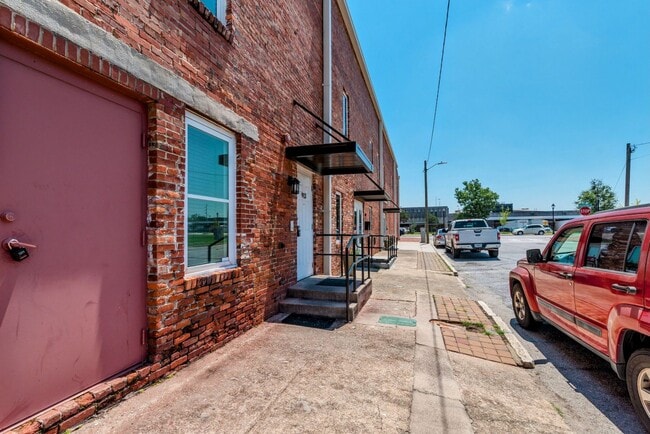 Building Photo - 913 Walker St